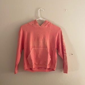 Cropped pink hoodie with 3/4 length sleeves